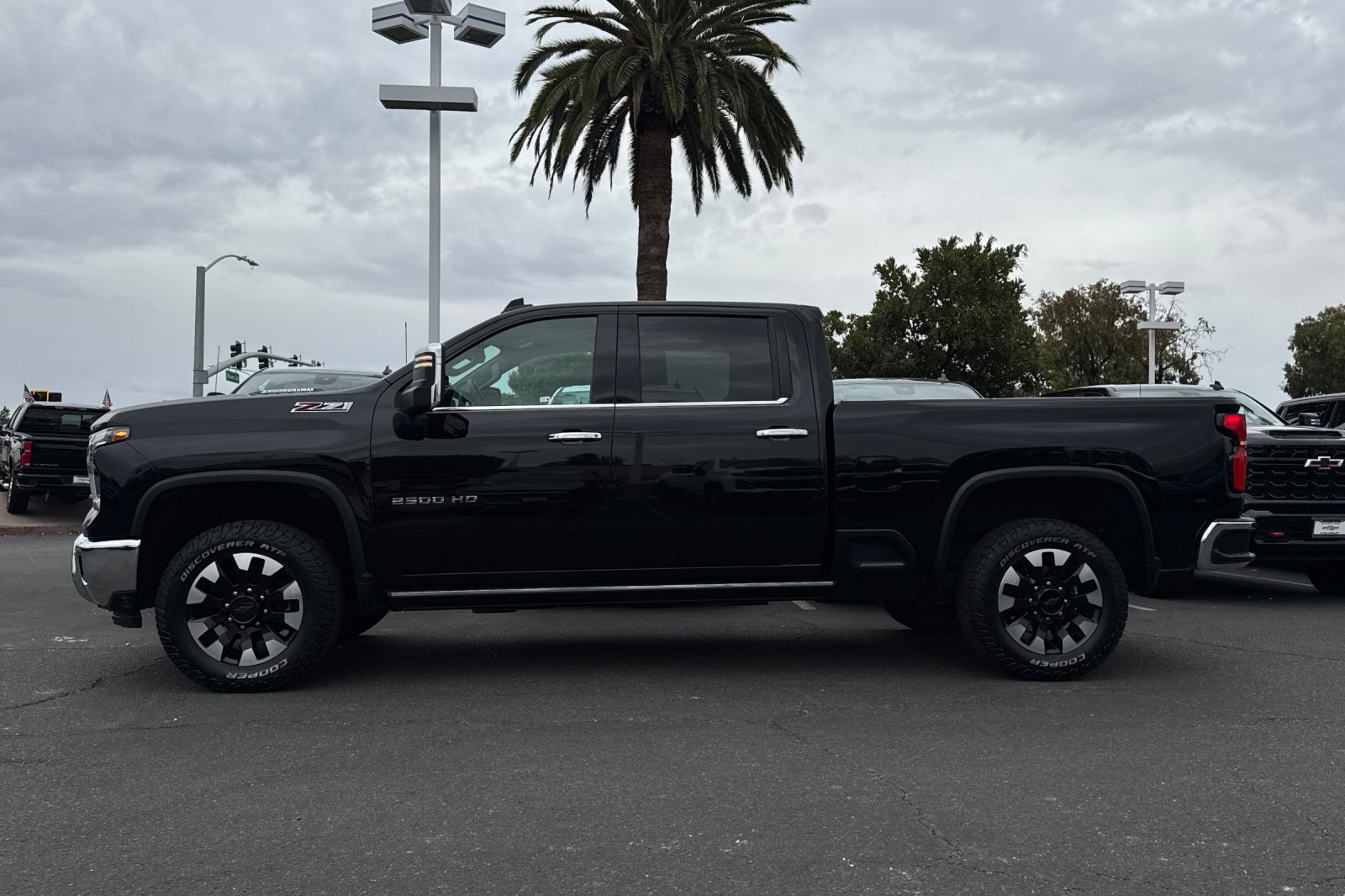 Used 2024 Chevrolet Silverado 2500 LTZ w/ LTZ Premium Package AWD/4WD image 8