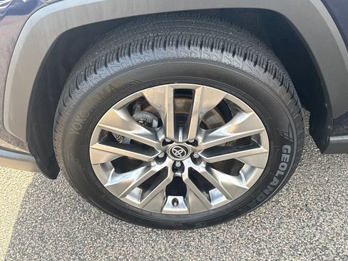 Used 2021 Toyota RAV4 XLE Premium image 36