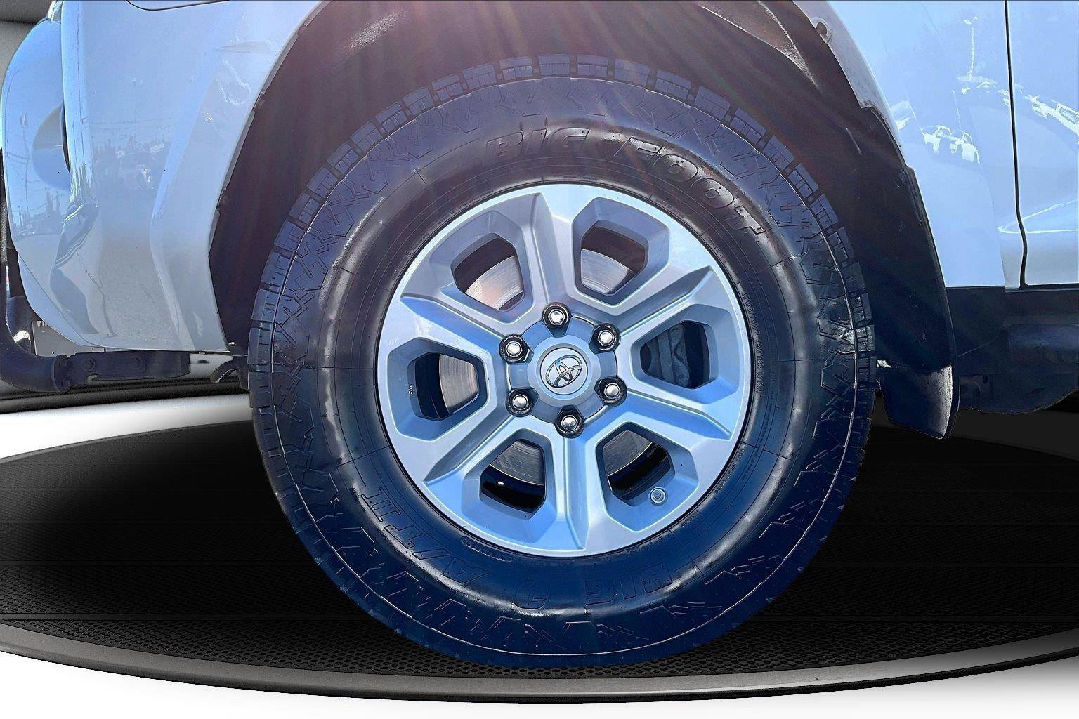 Used 2018 Toyota 4Runner SR5 AWD/4WD image 35