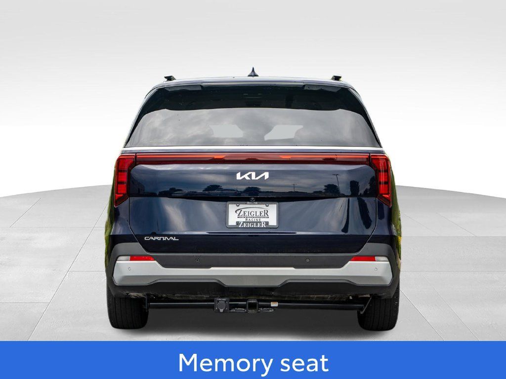 Used 2025 Kia Carnival EX FWD image 6