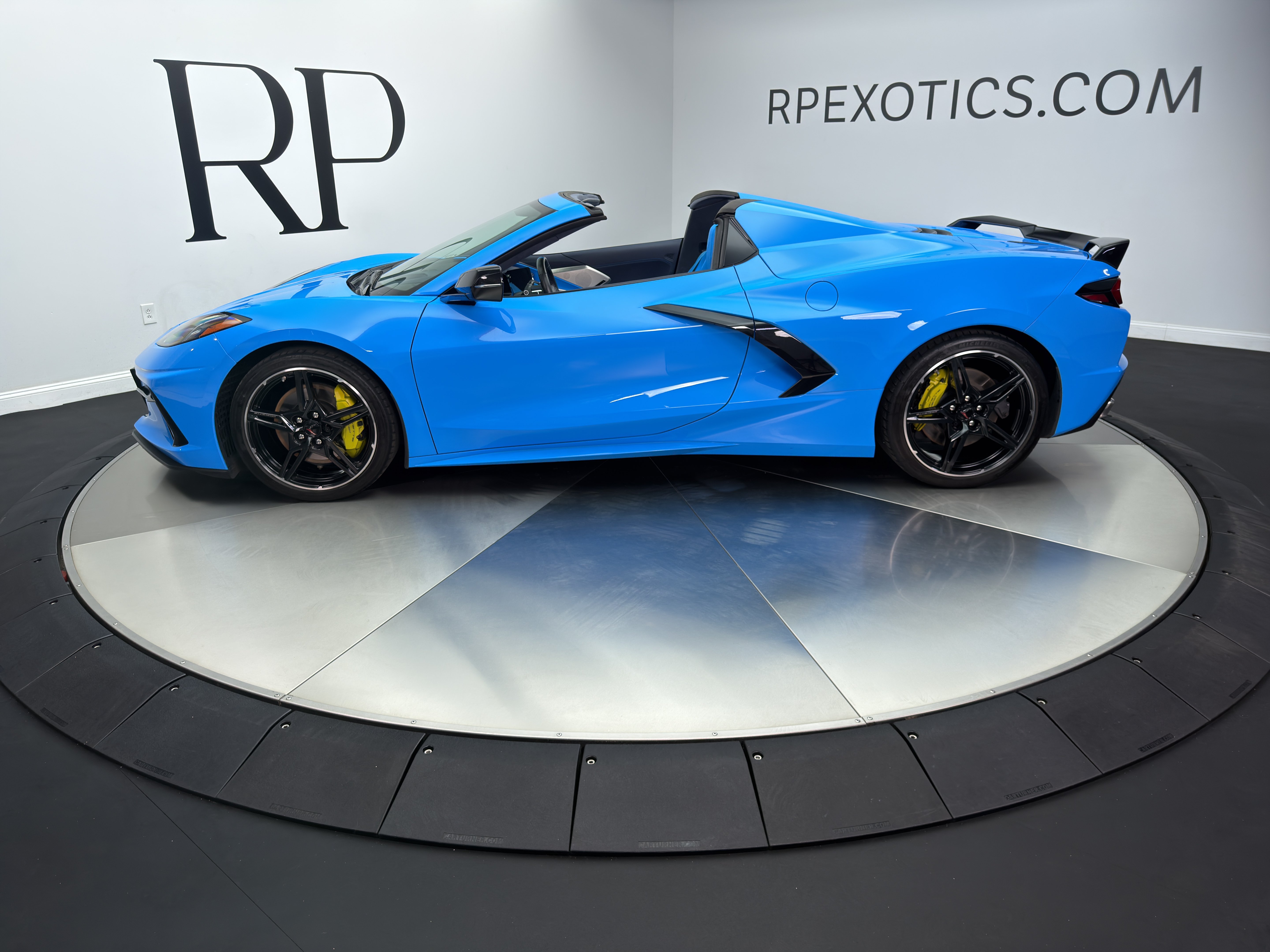 Used 2022 Chevrolet Corvette Stingray Premium Conv w/ Z51 Performance Package RWD image 2
