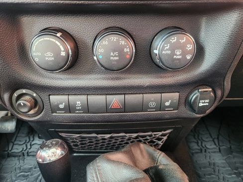 Used 2014 Jeep Wrangler Rubicon w/ Power Convenience Group image 16