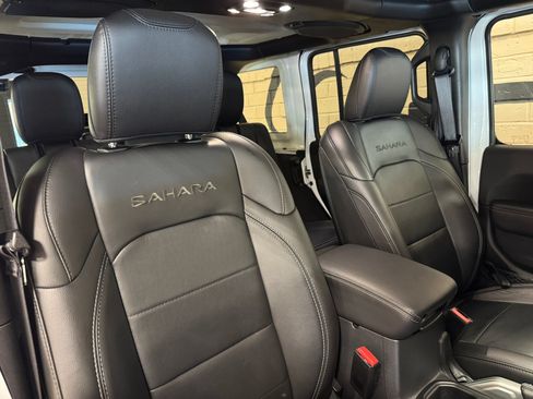 Used 2023 Jeep Wrangler Unlimited Sahara AWD/4WD image 17