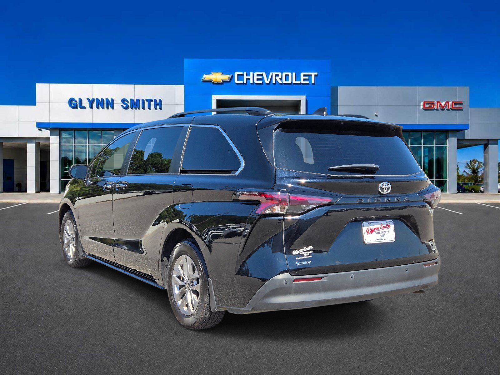 Used 2026 Toyota Sienna XLE FWD image 11