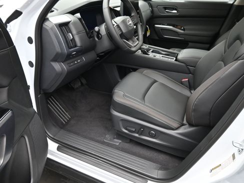 New 2026 Nissan Pathfinder SL FWD image 12