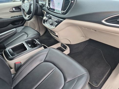 Used 2023 Chrysler Pacifica Touring-L FWD image 17
