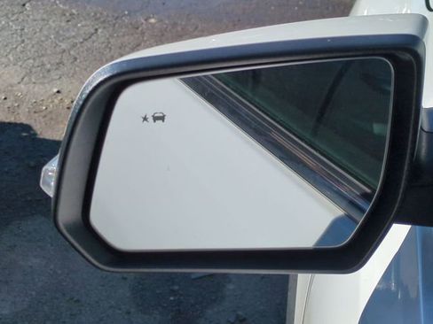 Used 2023 GMC Acadia SLT image 10