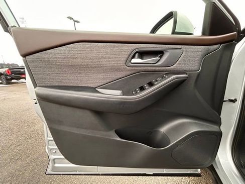 Used 2023 Nissan Rogue SV image 26