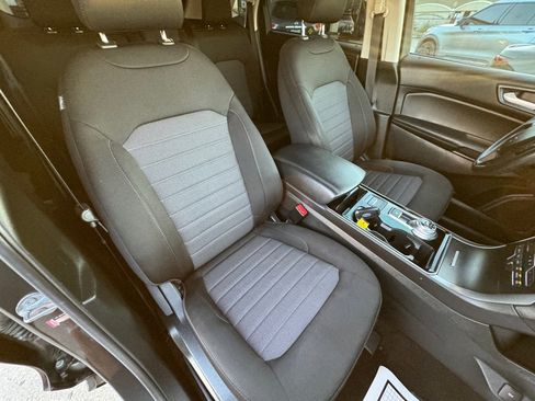 Used 2020 Ford Edge SE image 21