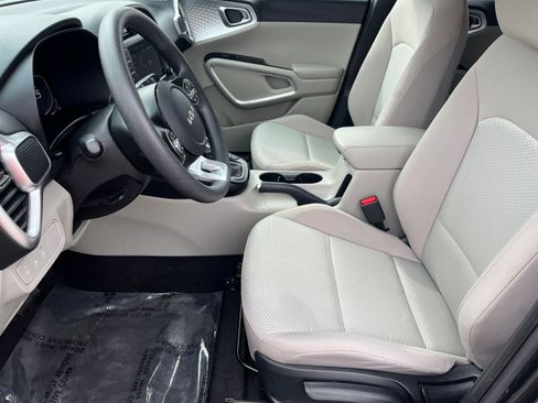 Used 2025 Kia Soul LX w/ LX Technology Package image 24