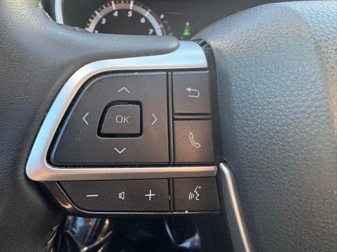 Used 2023 Toyota Highlander XLE AWD/4WD image 29