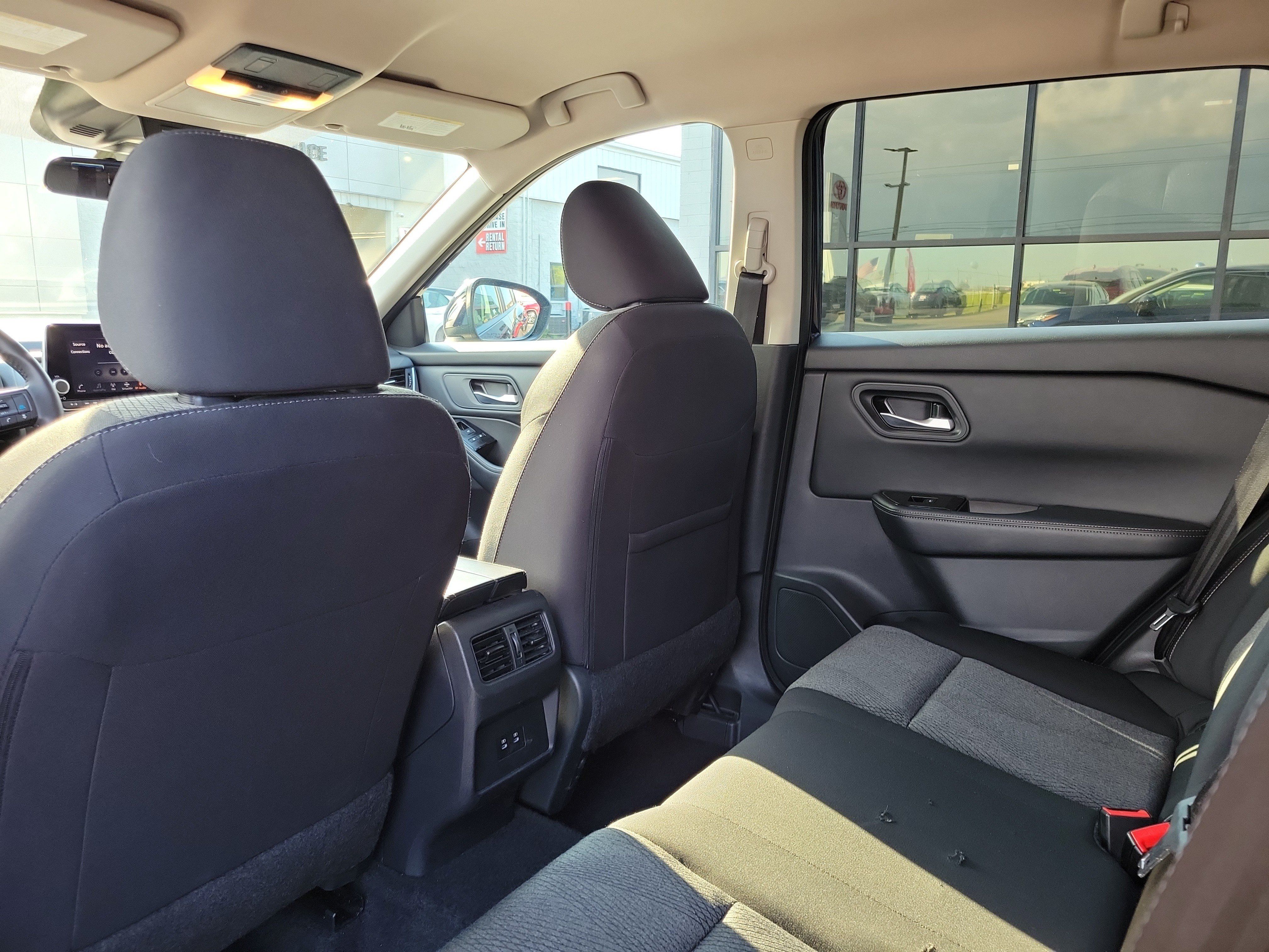 Used 2025 Nissan Rogue SV FWD image 14