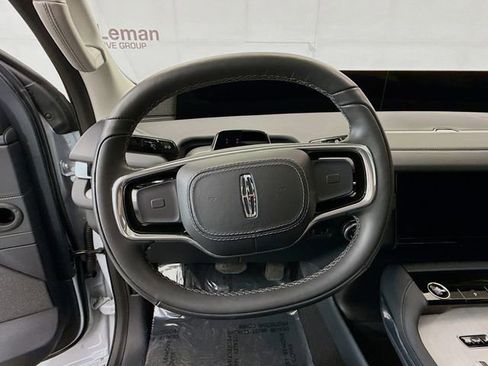 Used 2025 Lincoln Navigator Reserve image 11