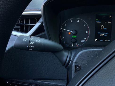 Used 2025 Toyota Corolla LE image 31