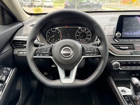 Used 2025 Nissan Altima 2.5 SR FWD image 13