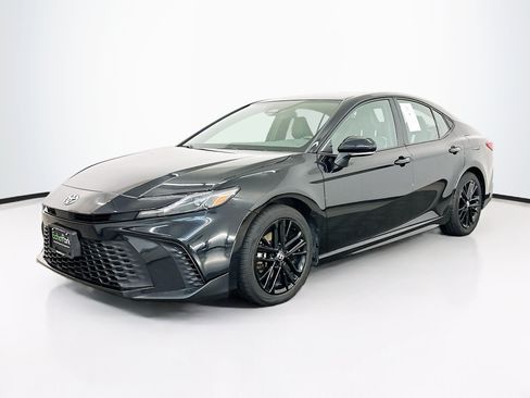 Used 2025 Toyota Camry SE FWD image 3