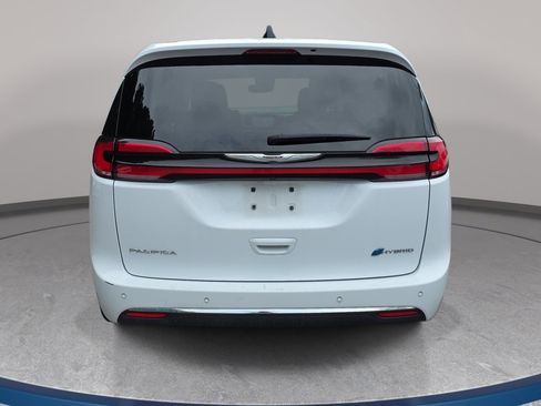 Used 2024 Chrysler Pacifica Limited FWD image 2
