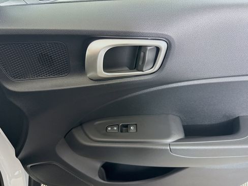 Used 2025 Hyundai Venue SE FWD image 30