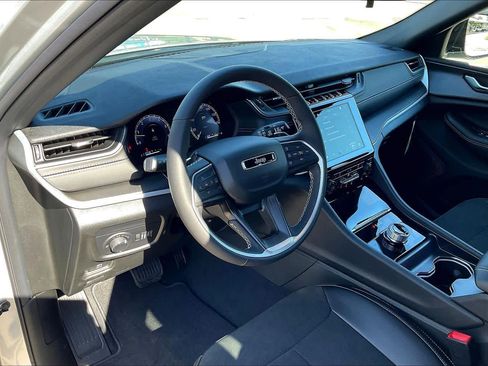 New 2025 Jeep Grand Cherokee Altitude image 8