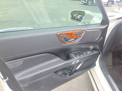 Used 2017 Lincoln Continental Select w/ Climate Package FWD image 7