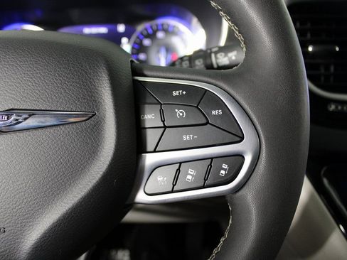 Used 2024 Chrysler Pacifica Touring-L image 24