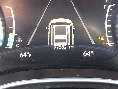 Used 2023 Chrysler Pacifica Touring-L FWD image 19