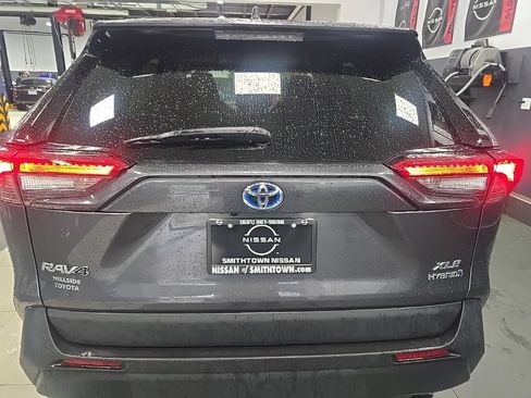 Used 2022 Toyota RAV4 XLE w/ XLE Grade Weather Package AWD/4WD image 10