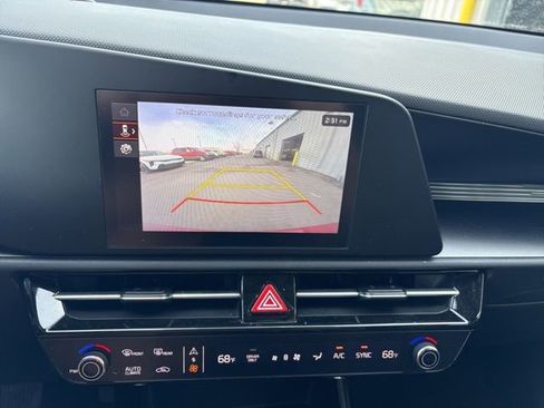 Used 2025 Kia Niro LX image 15