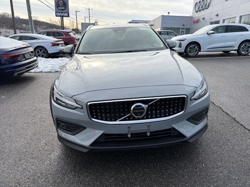 Used 2025 Volvo V60 B5 Cross Country Plus image 2