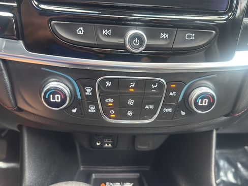 Used 2023 Chevrolet Traverse RS AWD/4WD image 41