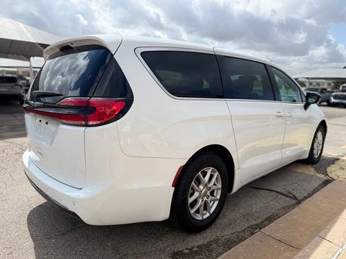 Used 2025 Chrysler Pacifica Select FWD image 4