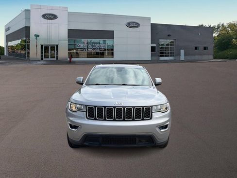 Used 2019 Jeep Grand Cherokee Laredo w/ Security & Convenience Group AWD/4WD image 3