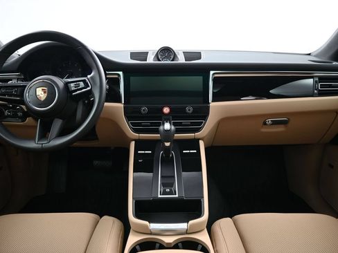 Certified 2025 Porsche Macan AWD/4WD image 9