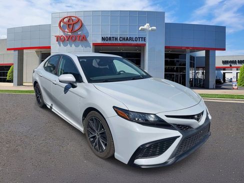 Used 2022 Toyota Camry SE FWD image 3