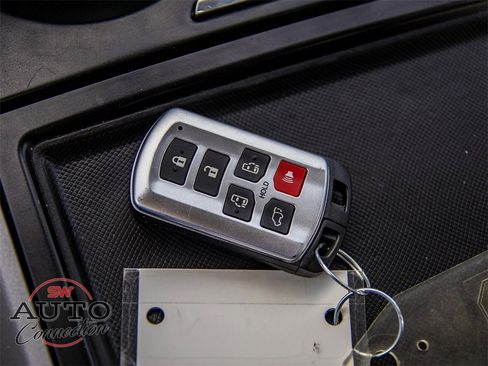 Used 2020 Toyota Sienna LE image 29