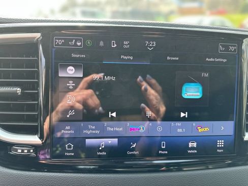 Used 2024 Chrysler Pacifica Touring-L FWD image 18