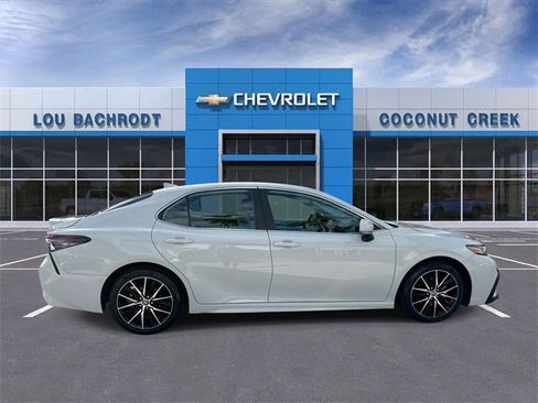 Used 2024 Toyota Camry SE image 9