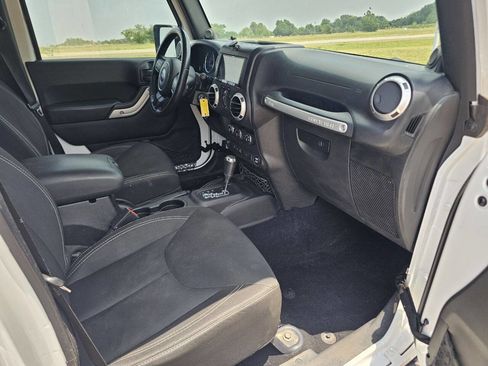 Used 2014 Jeep Wrangler Unlimited Sahara w/ Dual Top Group AWD/4WD image 8