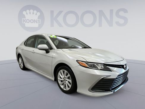 Used 2022 Toyota Camry LE image 8