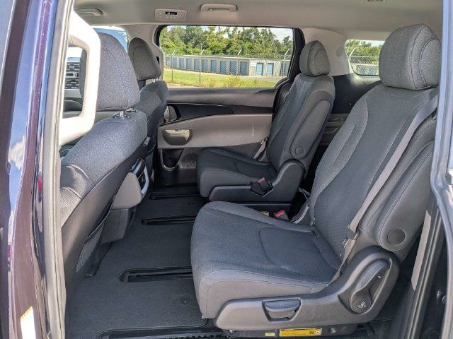 Used 2025 Kia Carnival LX FWD image 16
