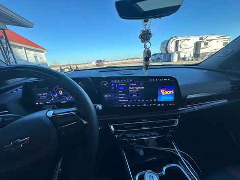 Used 2024 Chevrolet Traverse RS image 10