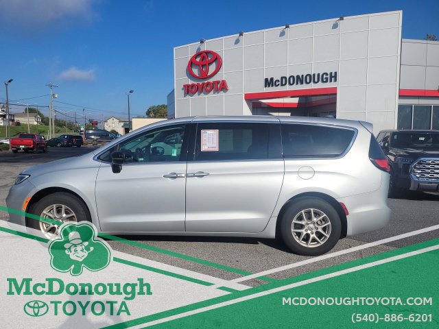 Used 2024 Chrysler Pacifica Touring-L FWD image 2
