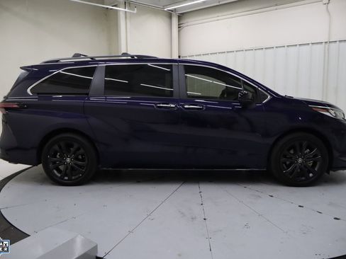 Used 2023 Toyota Sienna XSE image 2