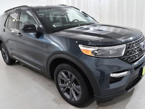 Used 2022 Ford Explorer XLT w/ Equipment Group 202A image 5