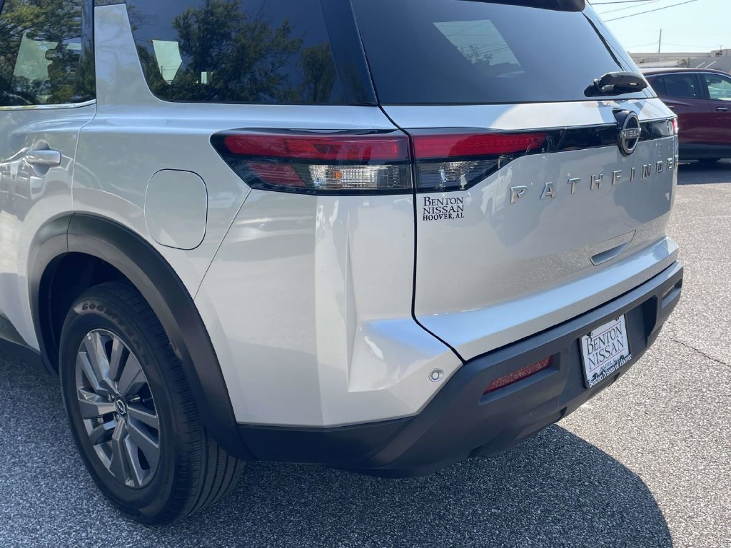 Used 2025 Nissan Pathfinder SV FWD image 12