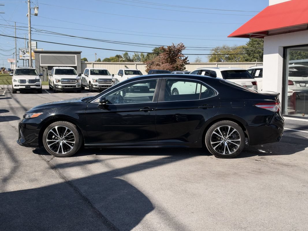 Used 2019 Toyota Camry SE FWD image 3