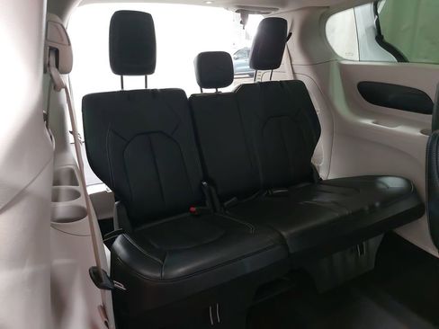 Used 2024 Chrysler Pacifica Touring-L image 12