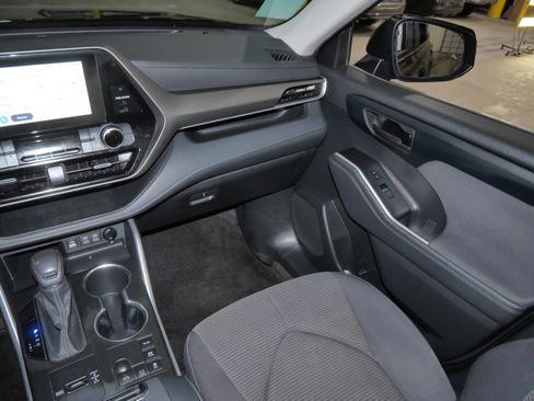 Used 2023 Toyota Highlander LE image 11