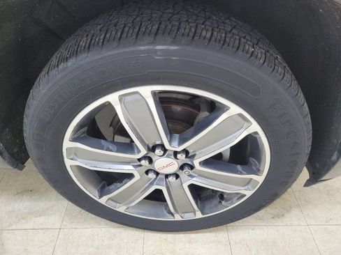 Used 2017 GMC Acadia Denali w/ Technology Package FWD image 4