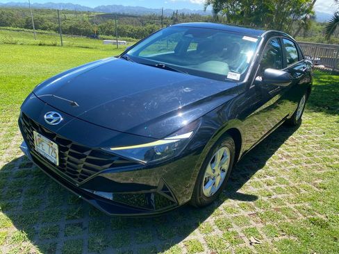 Used 2023 Hyundai Elantra SE w/ Preferred Accessory Package FWD image 3